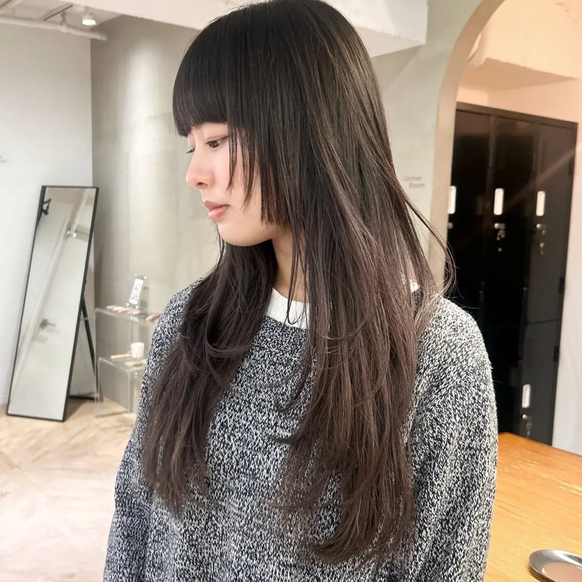 ロング カラー グレージュ 顔まわりレイヤー ハッシュカット 姫カット レイヤーカット レイヤーカット/栄/ 顔周り/キトウモエノのヘアスタイル
