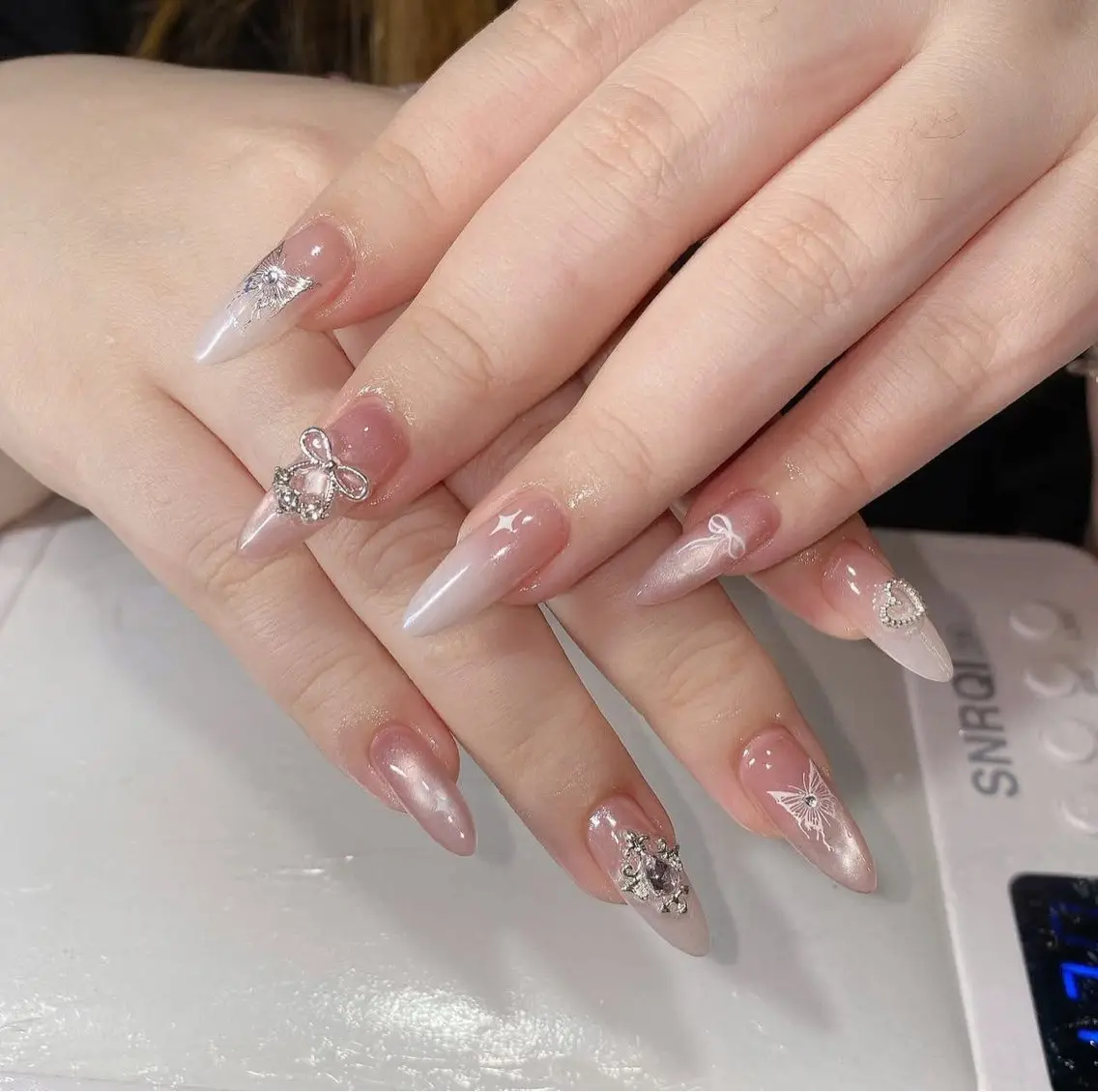 ネイル アートネイル 長さ出し ガーリー 韓国ネイル 持ち込み Rin Nail 新大久保店のネイルデザイン