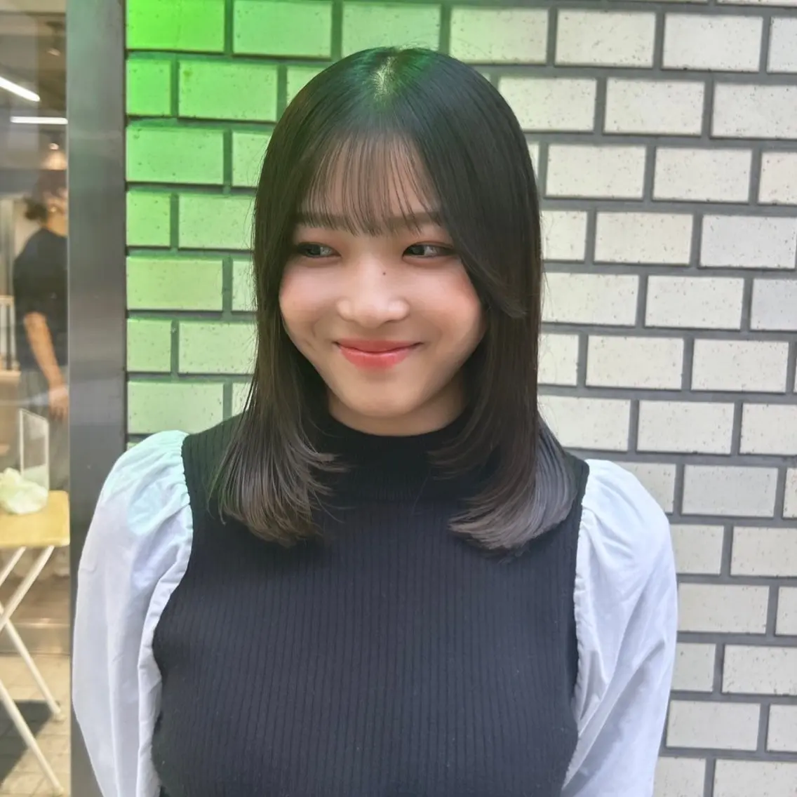 ミディアム 顔まわりレイヤー レイヤーカット デザインカラー 🥨HAZUKiのヘアスタイル