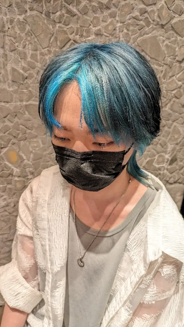 カラー メンズ ミディアム センターパート デザインカラー こだっく /メンズカットのヘアスタイル