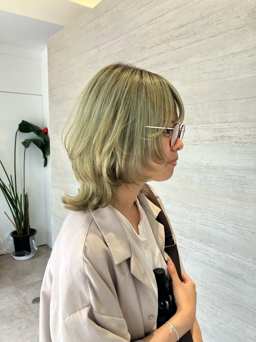 ショート ウルフカット サキ🤍ハイトーン 🪩レイヤーカットのヘアスタイル