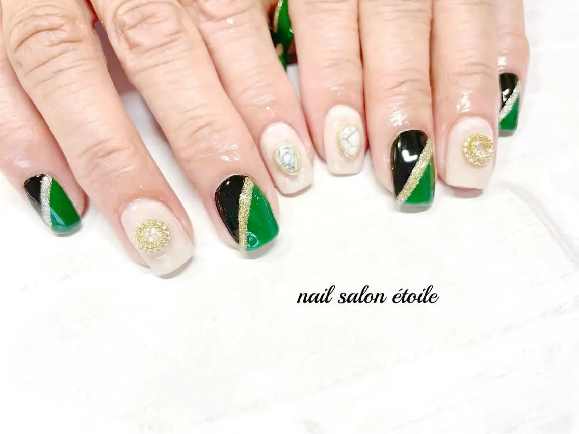 ネイル ジェルネイル グリーン キラキラネイル ラメ(グリッター) スクエアネイル ハンドネイル nail salon étoileのネイルデザイン