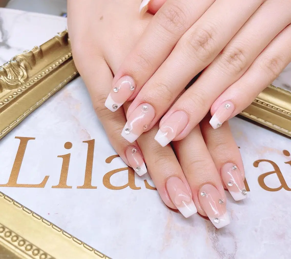 ネイル ドット フラワーネイル フレンチネイル ジェルネイル ハードジェル Lilas Nailのネイルデザイン