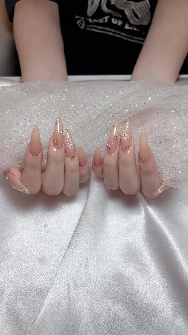 ネイル アートネイル ジェルネイル 韓国ネイル ニュアンスネイル ワンカラーネイル ハンドネイル Queen Nail Salonのネイルデザイン