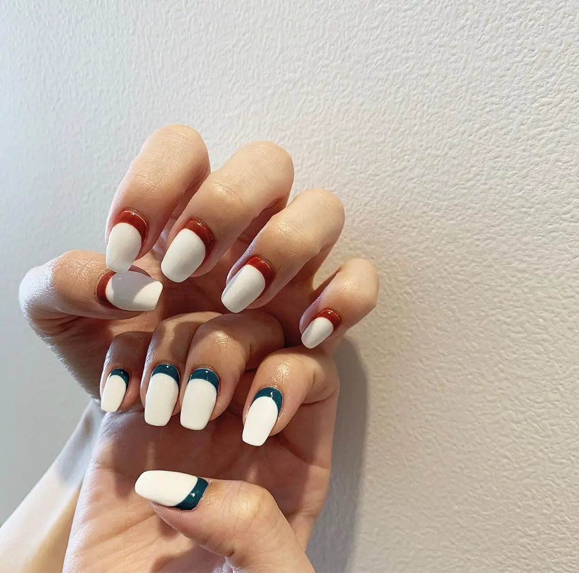 ネイル フレンチネイル 逆フレンチ ハンドネイル 佐藤 穂乃香のネイルデザイン