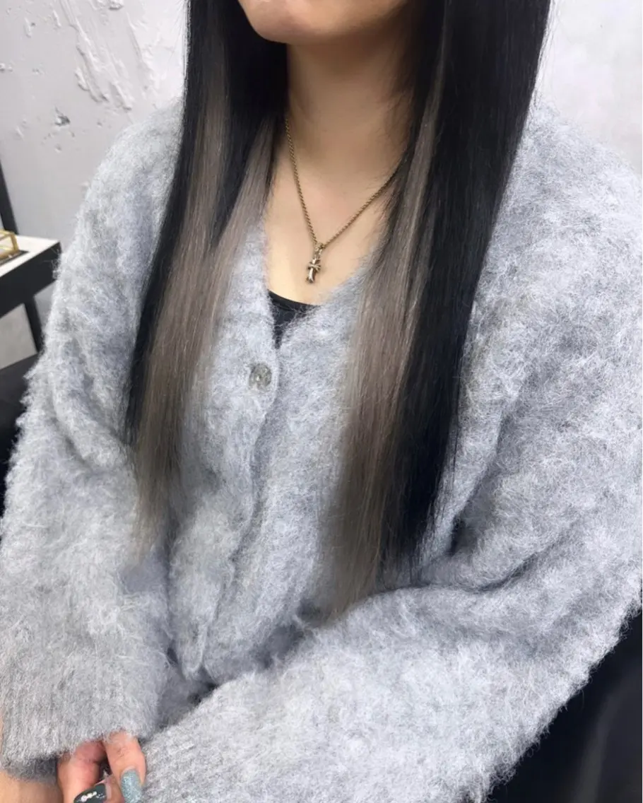 カラー 黒髪 ブリーチ ブルーカラー ブルーブラック シルバー ヘアカラー エクステ Fi-Ne原宿店店長 プルエクNANAMIのヘアスタイル