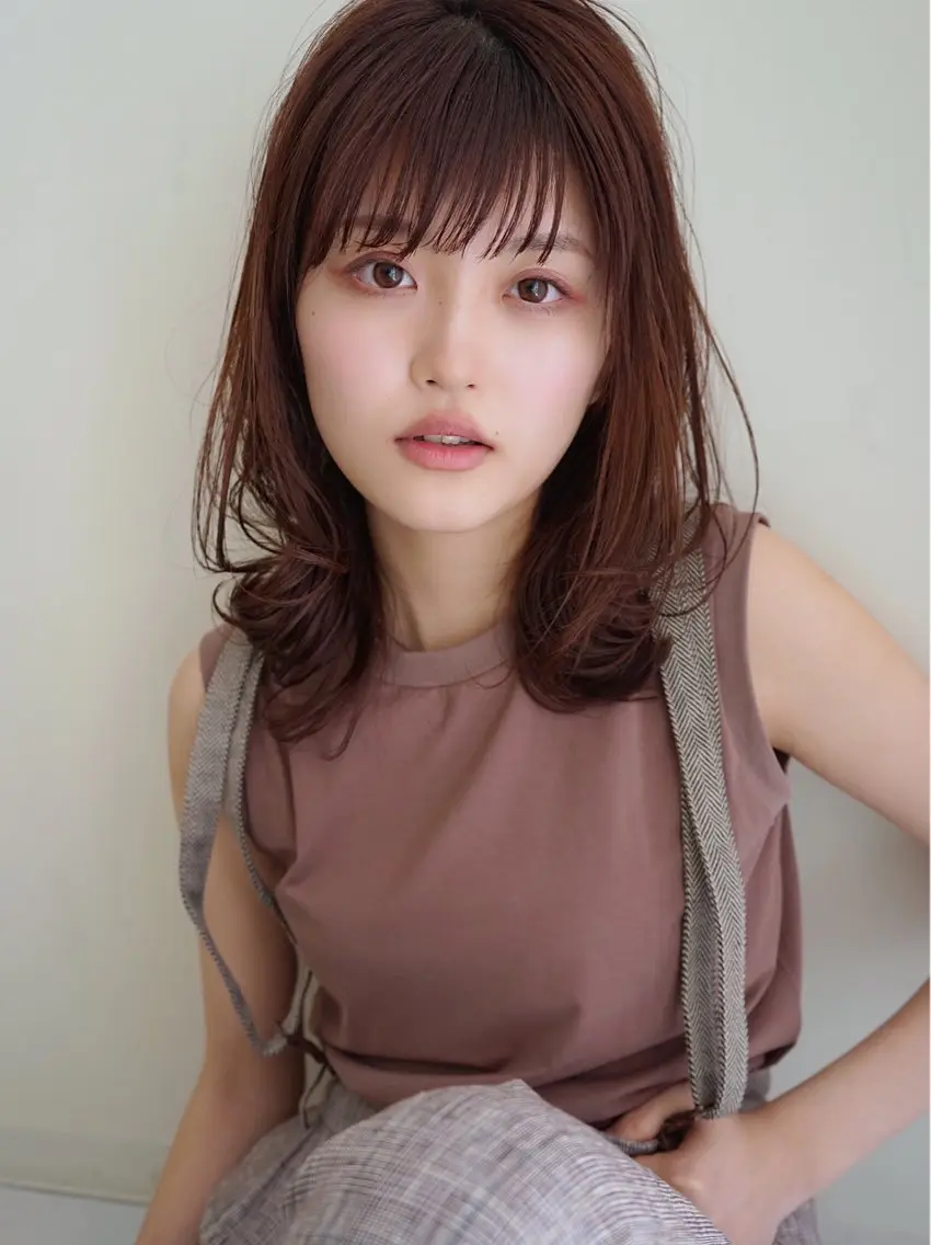 ミディアム カラー レイヤーカット 外ハネヘア カット ヘアカラー トリートメント 花井 啓好のヘアスタイル