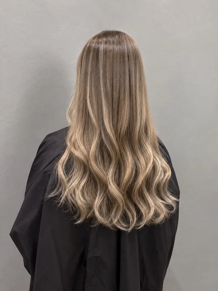 ロング レイヤーカット 🤍HIKARI🤍 ハイライトのヘアスタイル