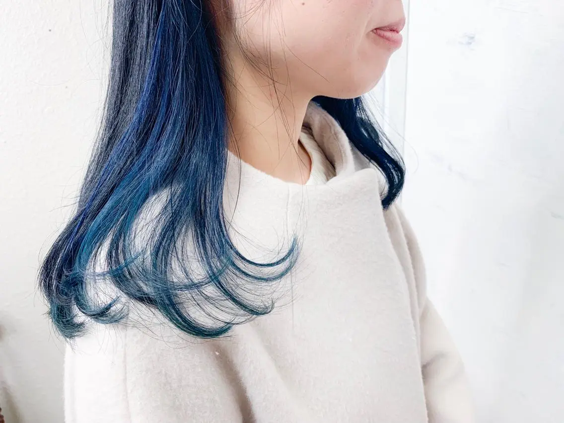 ミディアム カラー 黒髪 ブルーカラー ブルーブラック インナーカラー カット ヘアカラー BOX mico.のヘアスタイル