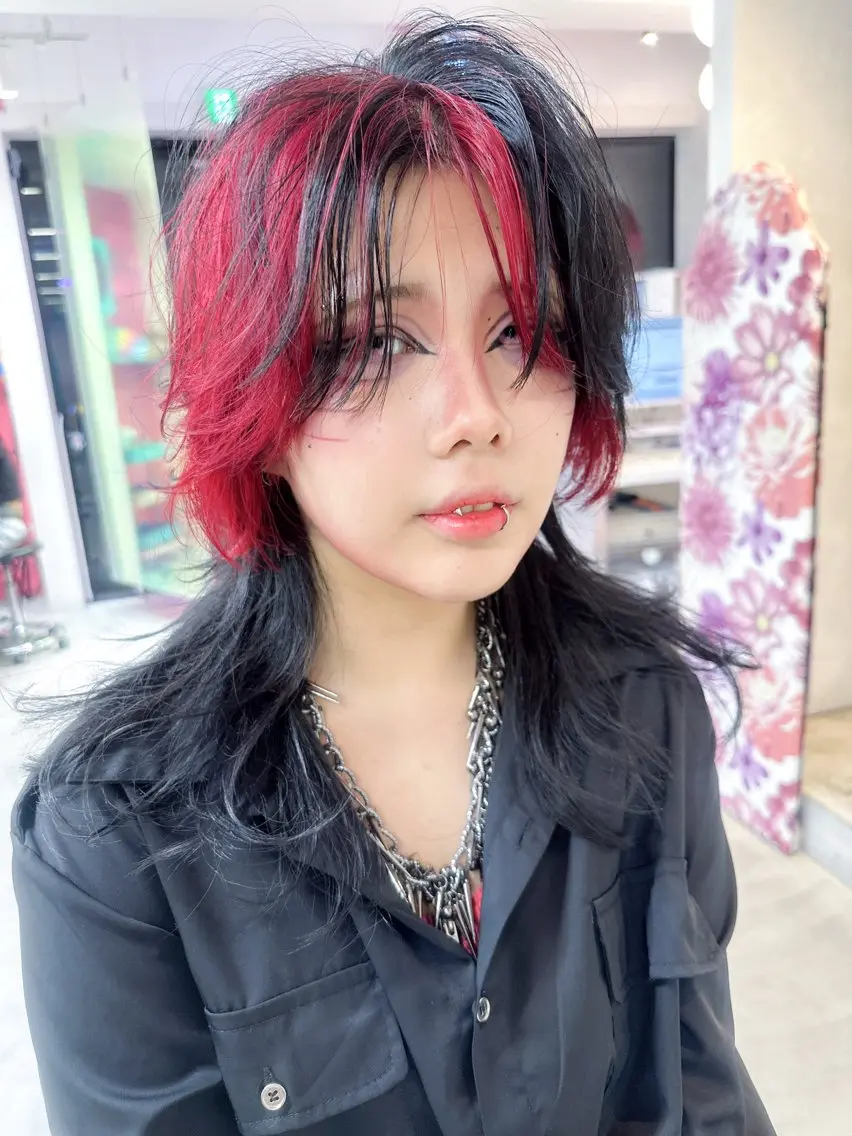 ミディアム カラー 黒髪 レッドカラー 顔周りカット ウルフカット ヘアカラー BOXmico. 宇都宮弘樹のヘアスタイル