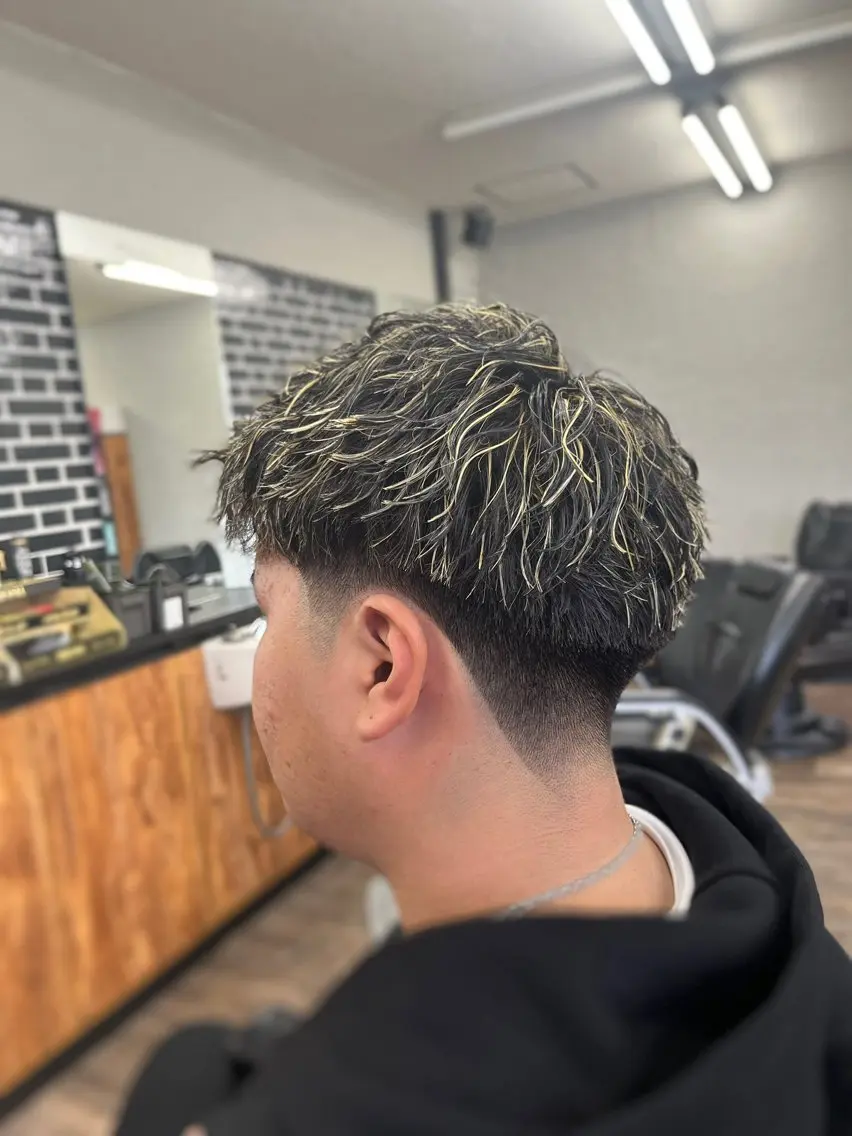 ショート パーマ メンズ フェードカット メンズメッシュ メンズパーマ ツイストスパイラルパーマ スパイラルパーマ カット ヘアカラー 橋本 拳史郎のヘアスタイル