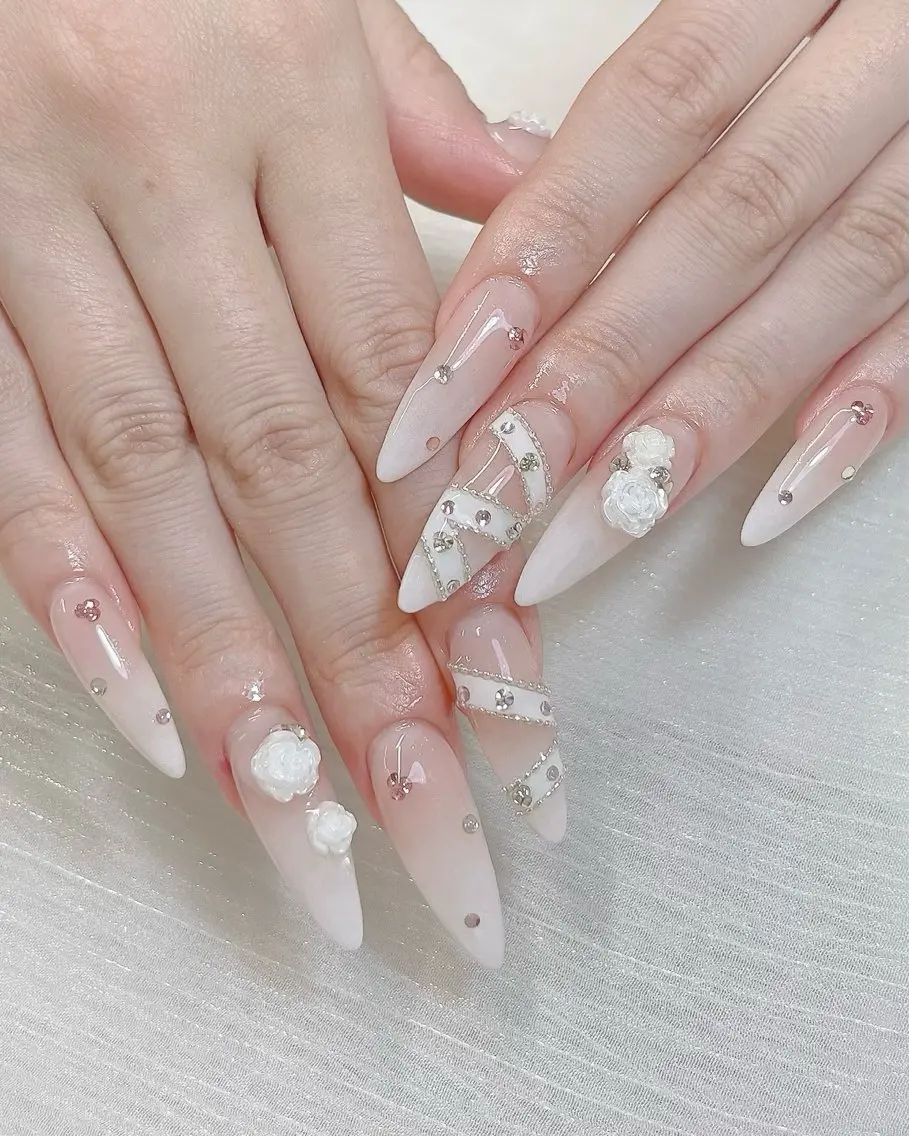 ネイル チークネイル ドット フレンチネイル キラキラネイル 韓国ネイル ハンドネイル Speraネイル 大宮店🎀のネイルデザイン