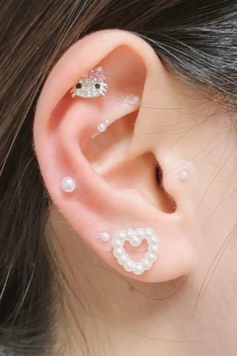 💎耳ツボジュエリー💎6個(片耳3つ)1500円 / 12個(片耳6つ)3000円の写真
