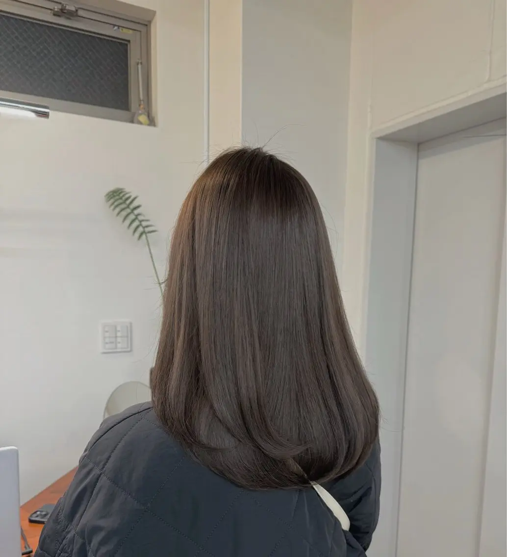 ミディアム ヘアカラー 顔まわりレイヤー 透明感カラー🩵🩵のヘアスタイル
