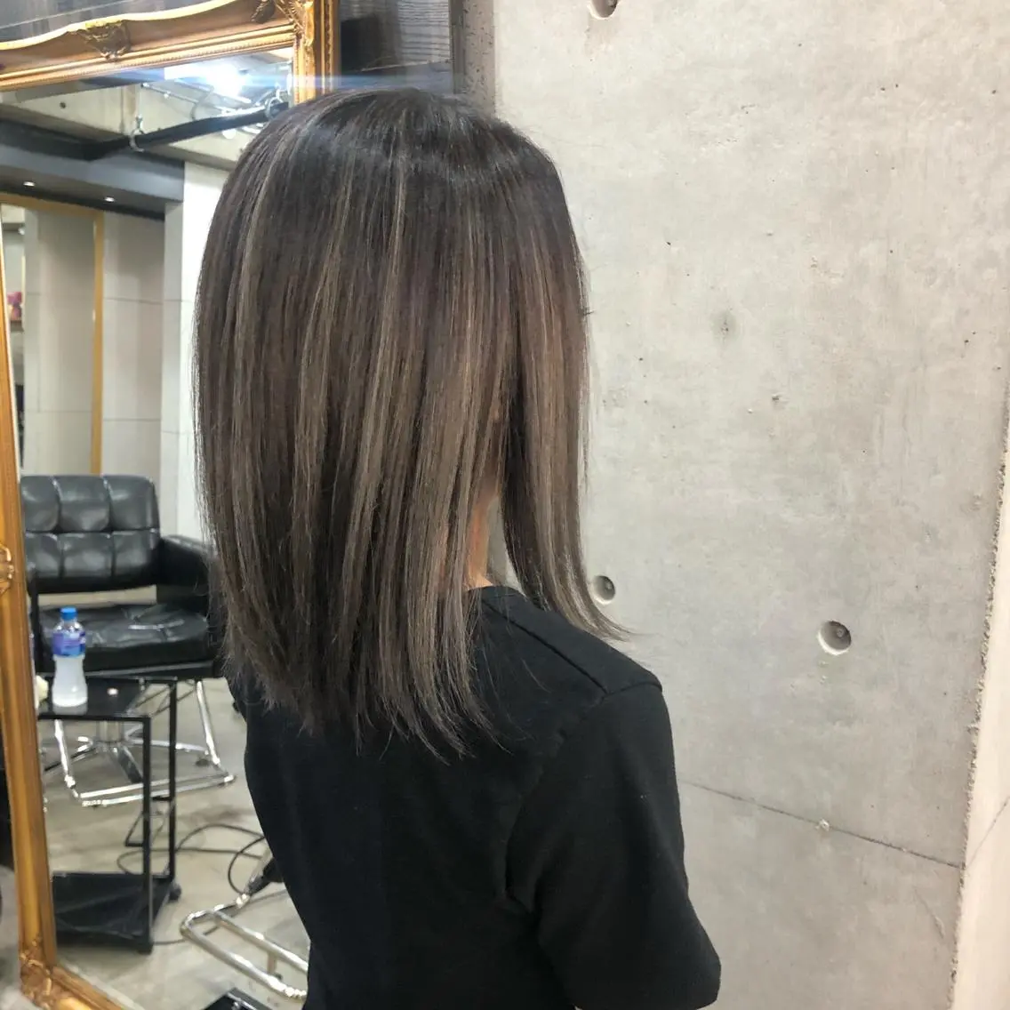 セミロング カラー ネイル ベージュカラー ハイライトカラー シルバー シルバーベージュ ハイライト 中山 天地のヘアスタイル