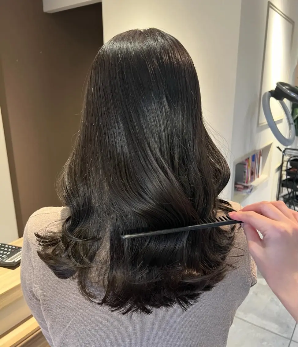 セミロング カラー ダークグレー ダークグレージュ グレージュ カット ヘアカラー トリートメント 西村 美羽のヘアスタイル