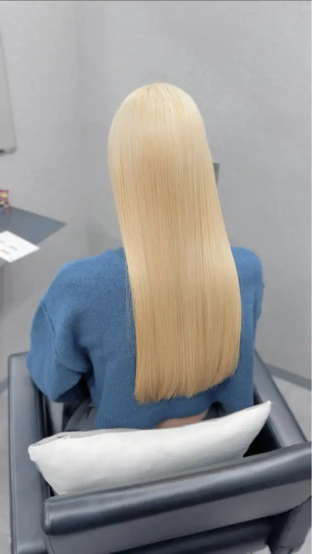 ロング カラー ブリーチ 抜きっぱなしブロンド カット トリートメント Okayu .のヘアスタイル