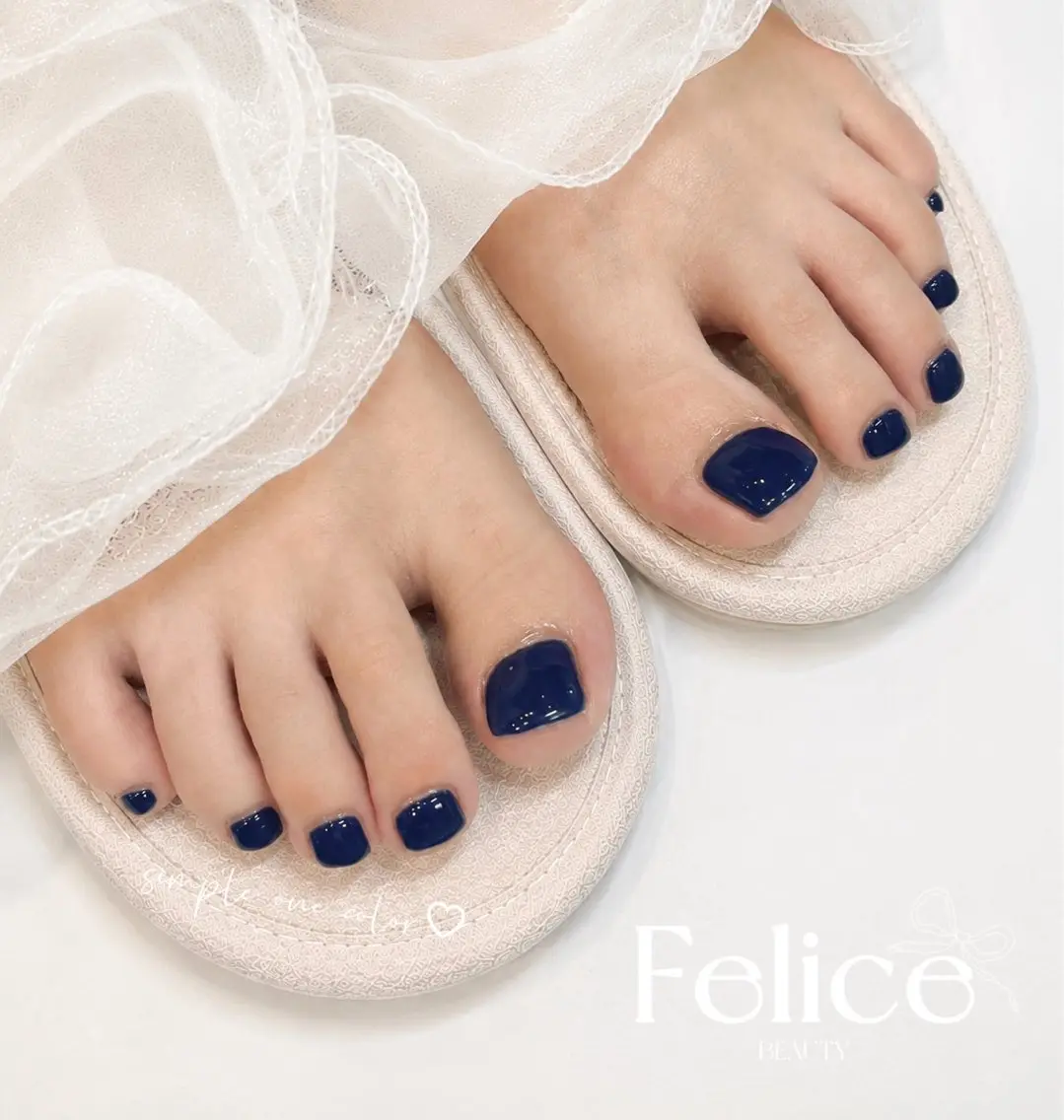 ネイル フットネイル ネイビー ワンカラーネイル シンプルネイル 夏ネイル フットネイル MIREI Felice大宮西口のネイルデザイン