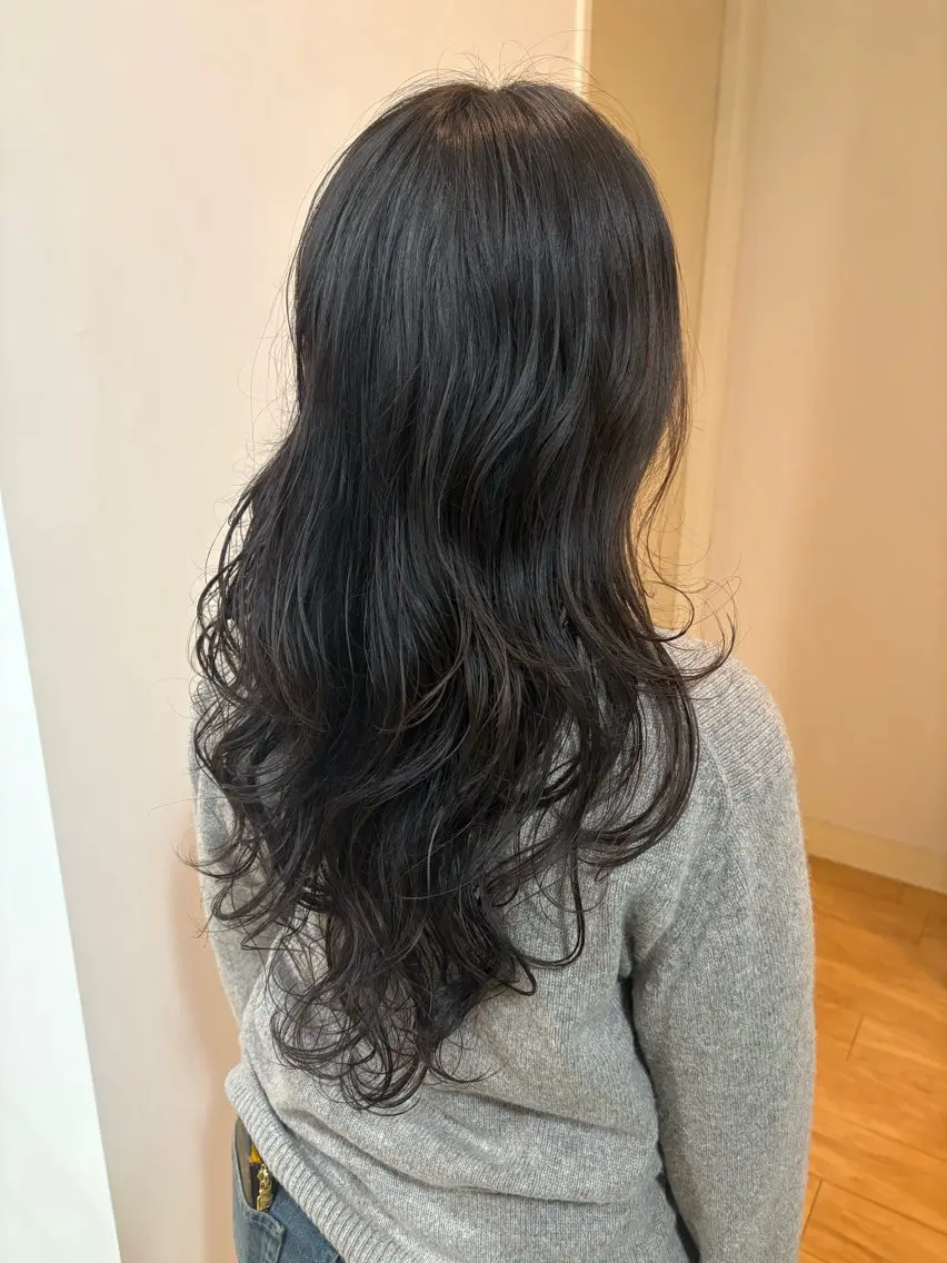 ロング カラー 透明感カラー ダークグレー ダークグレージュ グレージュ 水江 基のヘアスタイル