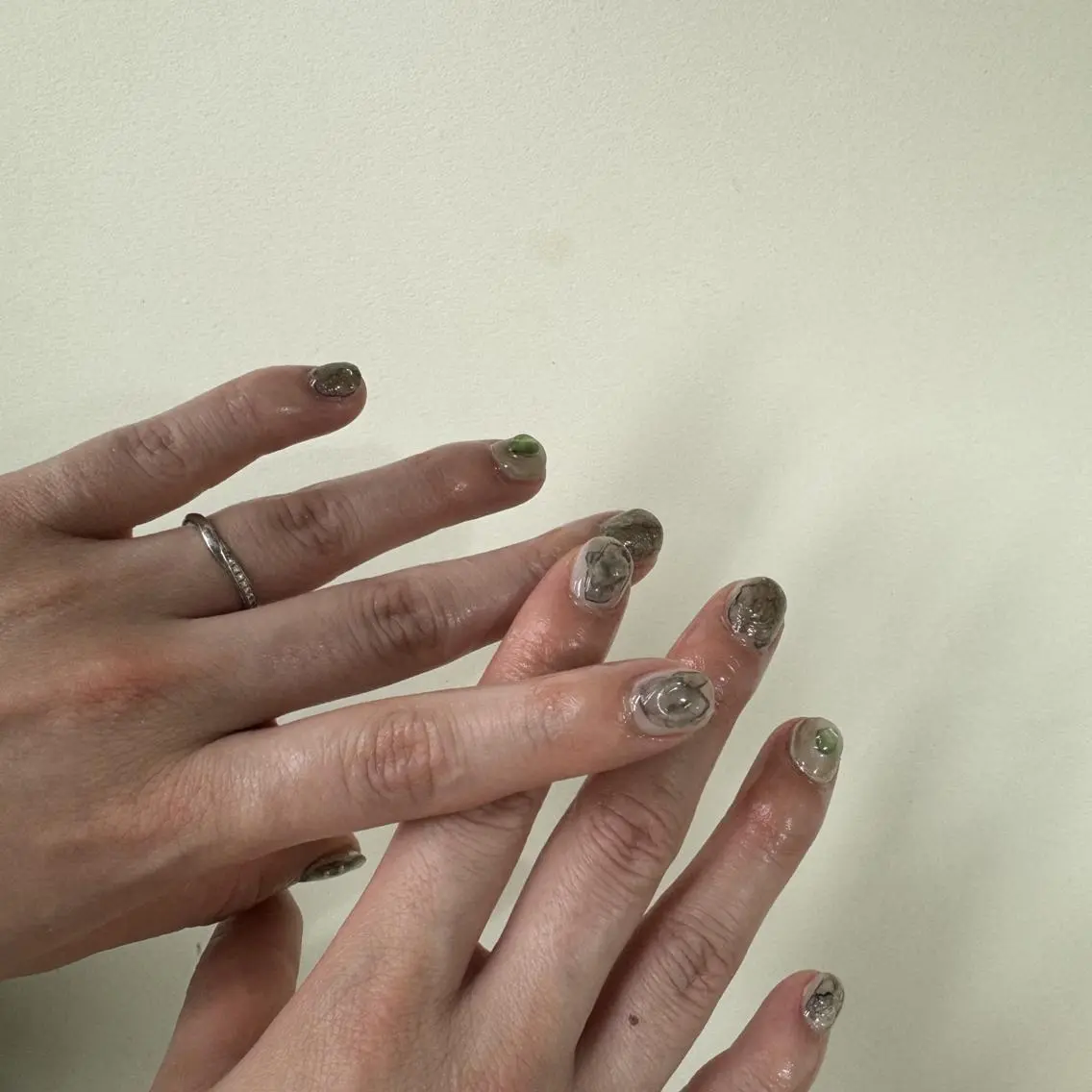 ネイル アートネイル べっ甲ネイル ジェルネイル グリーン キラキラネイル nailstudio eviz新宿店のネイルデザイン