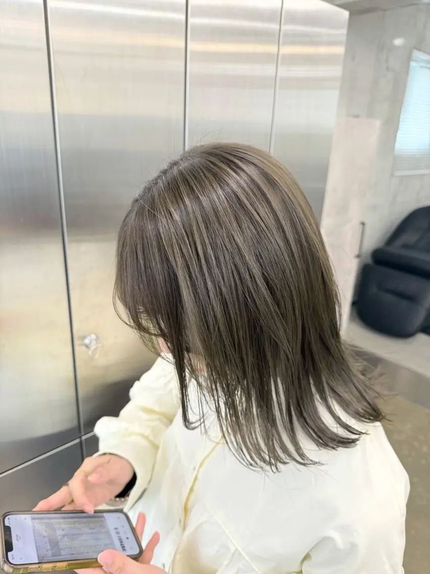 ミディアム カラー ブリーチ ダブルカラー グレージュ ブリーチなしカラー オリーブグレージュ カット ヘアカラー トリートメント 高橋大樹/グレー ジュ/ブリーチなしのヘアスタイル