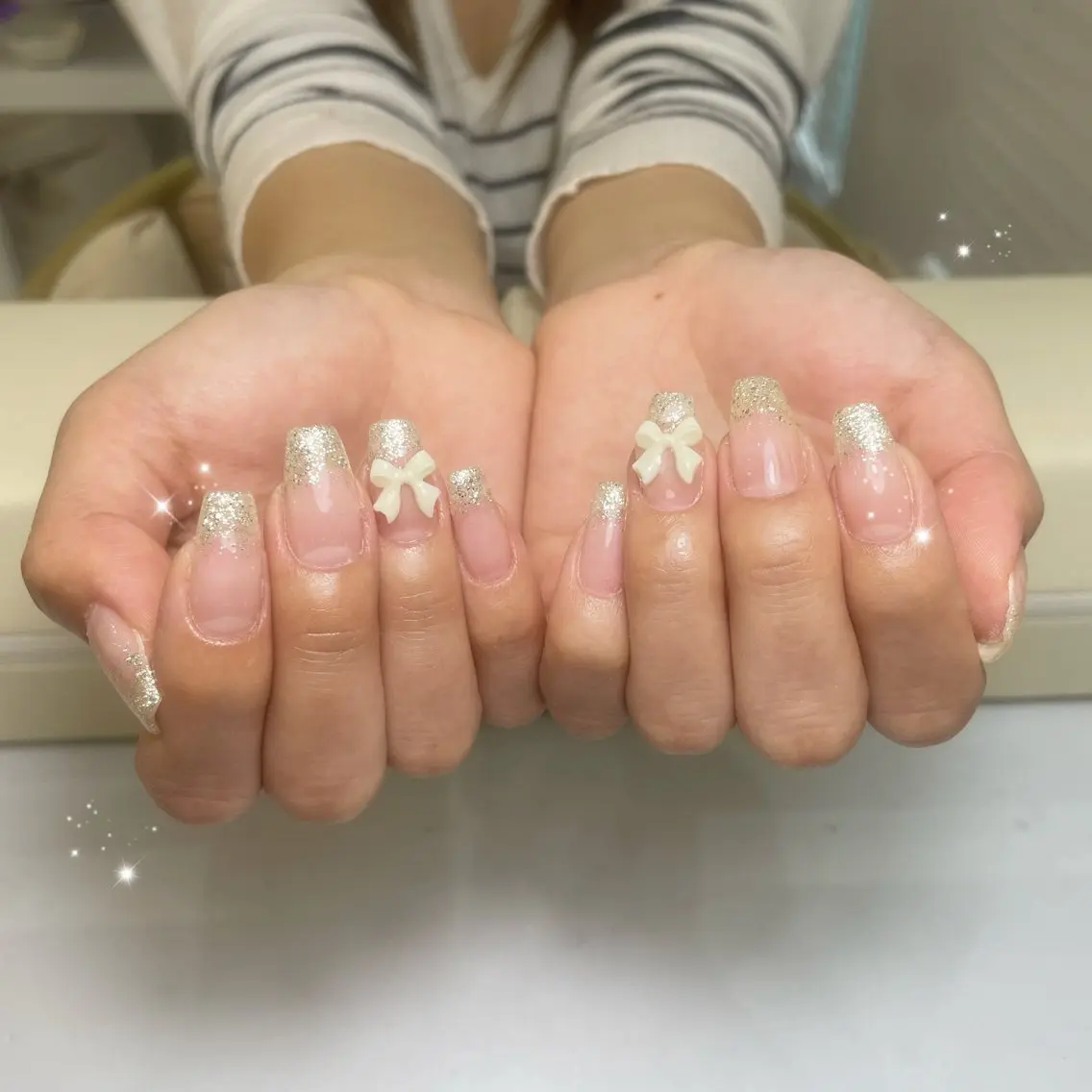 ネイル キラキラネイル ラメ(グリッター) リボン エルバイノリコ 円谷(つむらや)のネイルデザイン