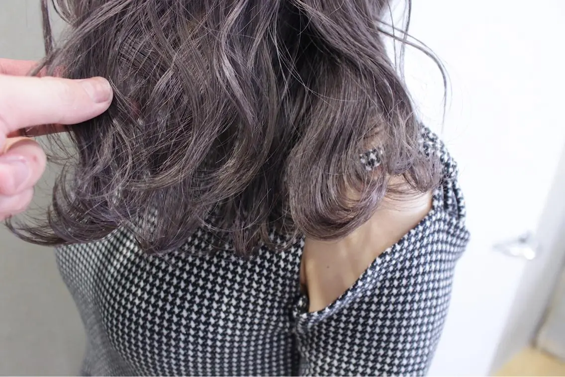 ミディアム カラー ヘアアレンジ ラベンダーカラー シルバー ヘアカラー トリートメント lani ブリーチ /ダブルカラーのヘアスタイル