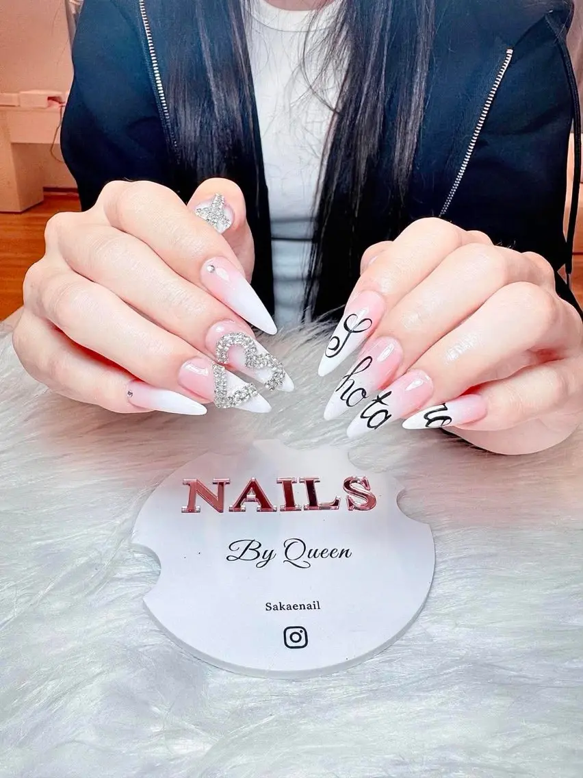 ネイル アートネイル ジェルネイル 韓国ネイル ニュアンスネイル ワンカラーネイル ハンドネイル Queen Nail Salonのネイルデザイン