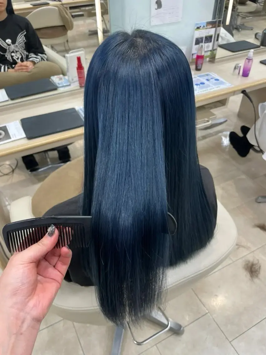 ロング ヘアカラー 岡田 和馬のヘアスタイル