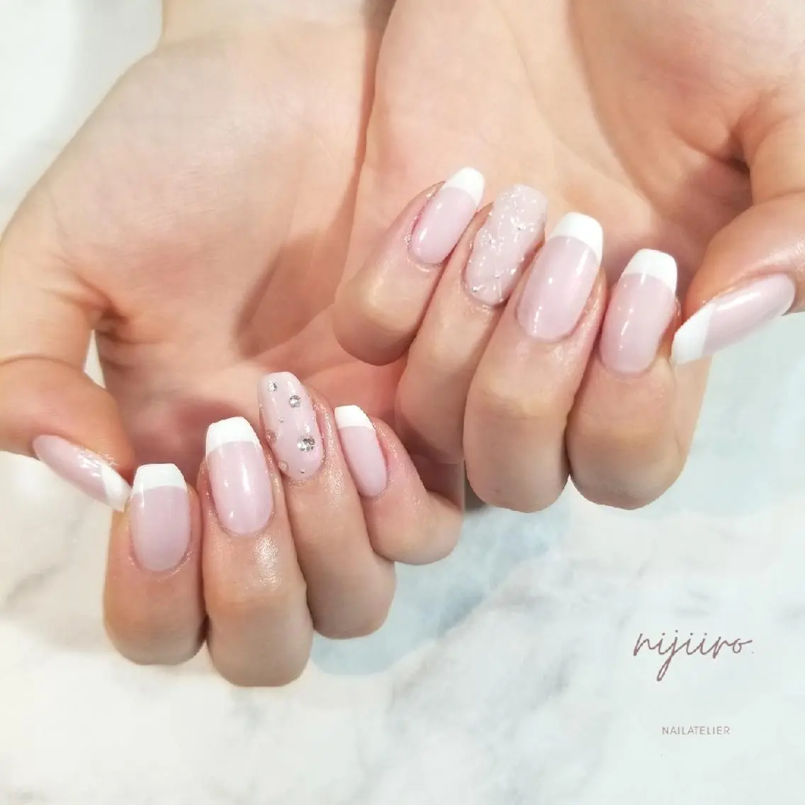 ネイル フレンチネイル ストーンネイル ハンドネイル nijiiro🌈 サトウのネイルデザイン