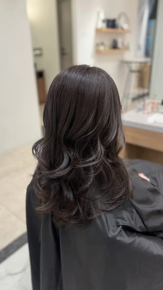 セミロング カット ヘアカラー トリートメント 田中俊 縮毛矯正 髪質改善のヘアスタイル