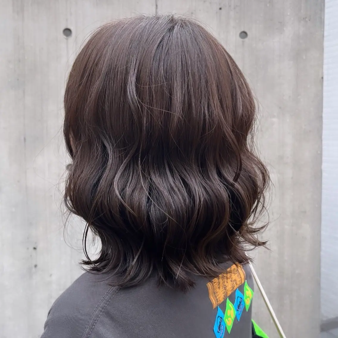 ミディアム カラー アッシュ アッシュグレー アッシュグレージュ ブラウンカラー 透明感カラー ヘアカラー トリートメント ヘッドスパ ヘアセット カジュアルを女っぽく 𝗮𝘆𝗮𝗰𝗼のヘアスタイル