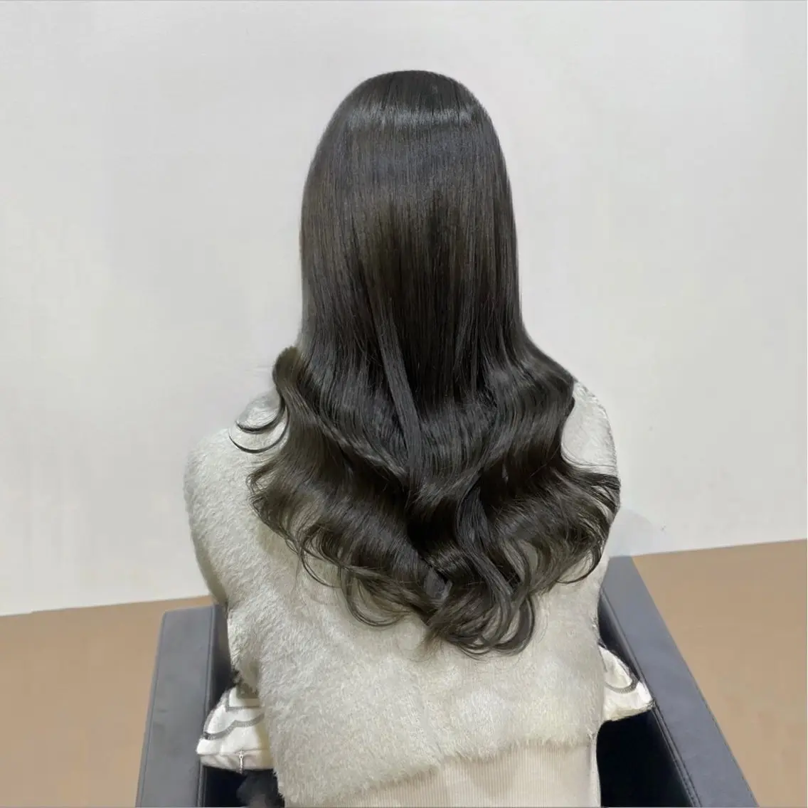 セミロング カラー オリーブグレー ヘアカラー トリートメント ioe 元町のヘアスタイル