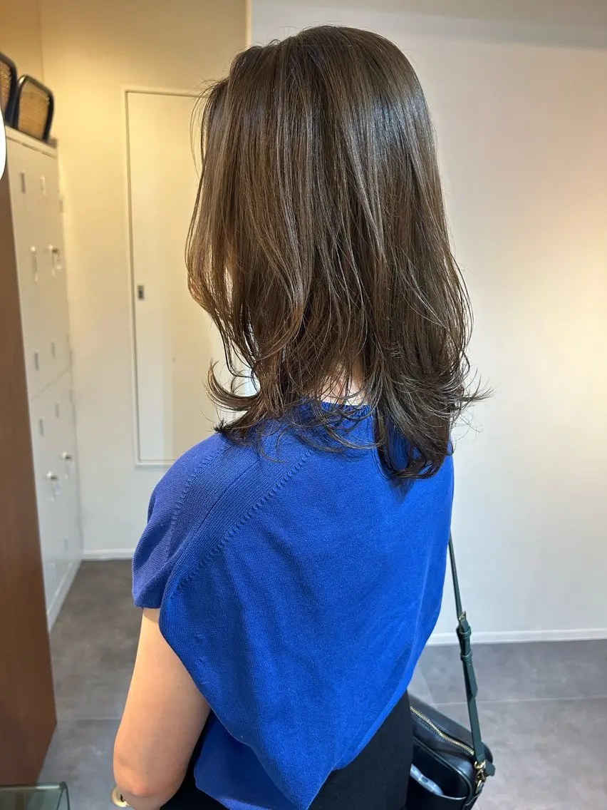 セミロング 小林 朋花のヘアスタイル