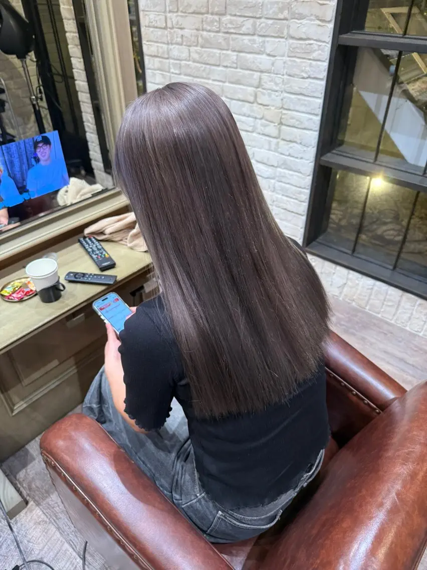 ロング カラー ブリーチ グレージュ カットパーマ3000 円/水曜日モデルのヘアスタイル