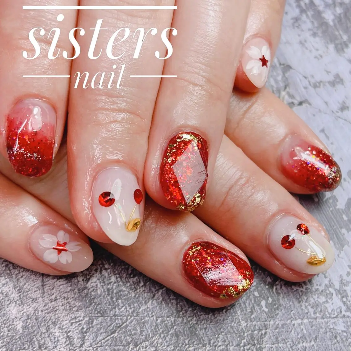 ネイル アートネイル カジュアル キラキラネイル ニュアンスネイル 赤色 ハンドネイル ハンドケア sisters nail.fのネイルデザイン
