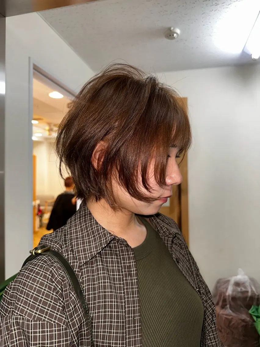 ショート カラー 顔まわりレイヤー 顔周りカット レイヤーカット ショートヘア カット トリートメント 大阪ウルフカット ハッシュカットのヘアスタイル