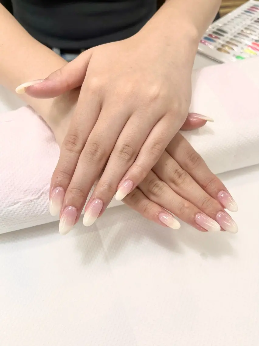 ネイル グラデーション ホワイト ✿ ʜᴀʏᴀSʜɪ Sᴀᴏʀɪ ✿のネイルデザイン