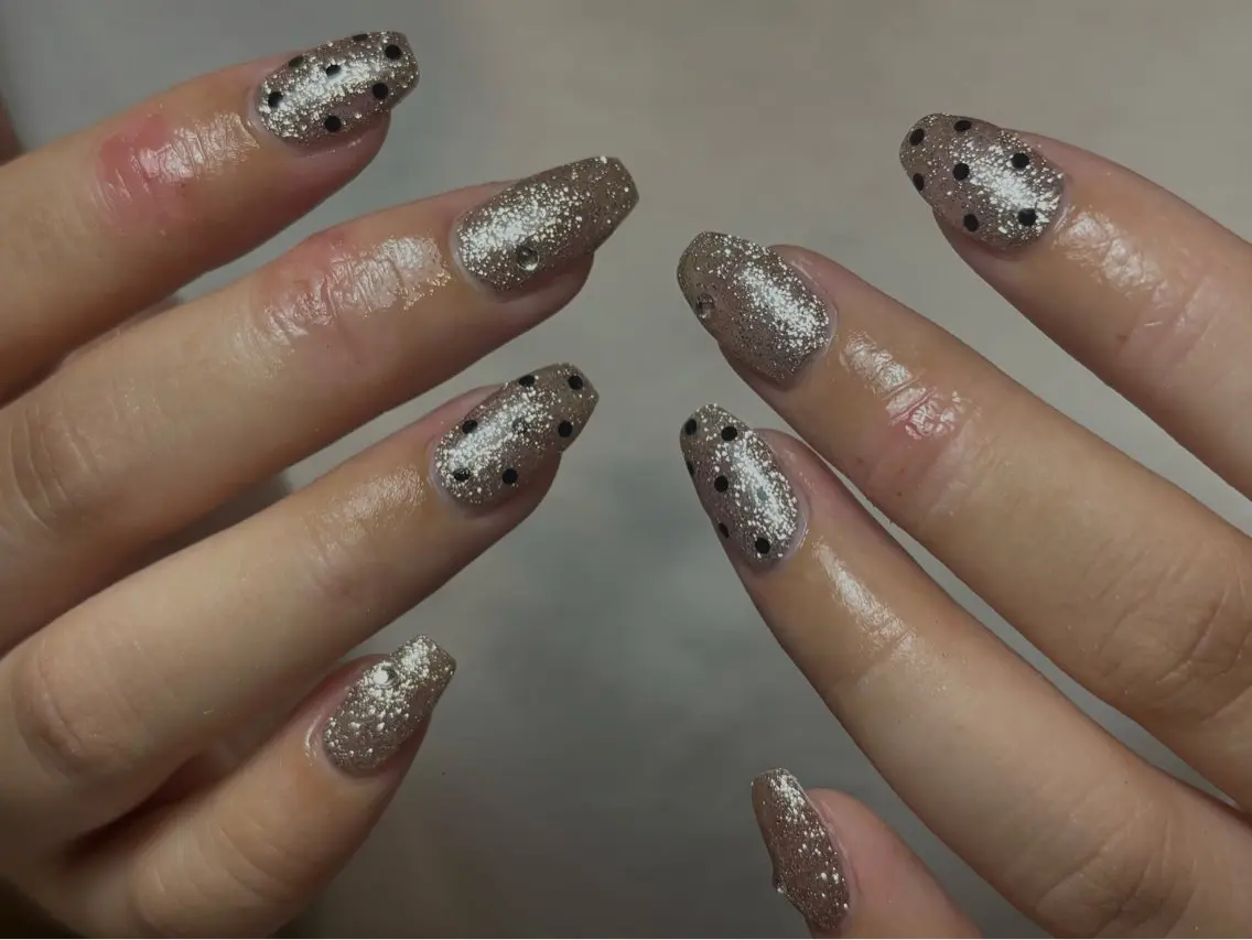 ネイル ブラウン ドット ラメ(グリッター) シルバー ハンドネイル D.d nail Rina✨のネイルデザイン