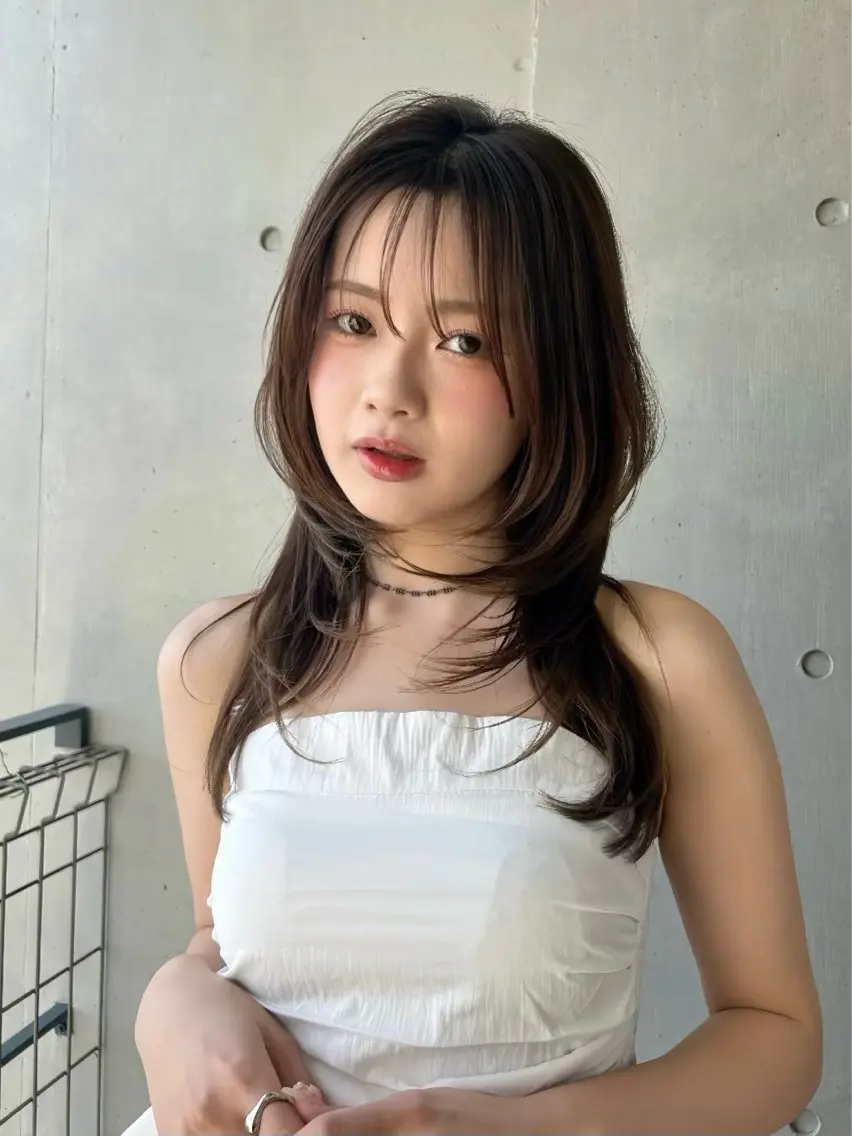 ミディアム カラー ハッシュカット レイヤーカット カット ヘアカラー トリートメント AYANO ／レイヤー／オリーブのヘアスタイル
