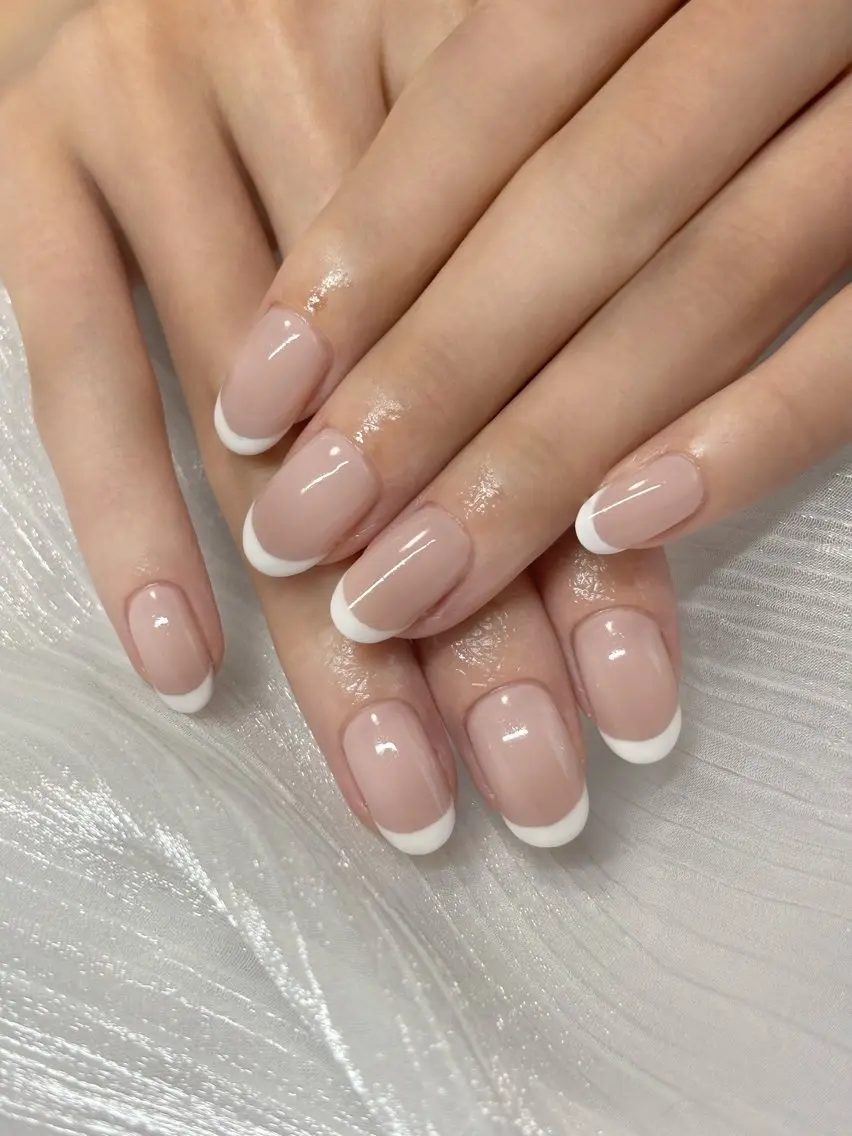 ネイル フレンチネイル アイ❤️ カールのネイルデザイン