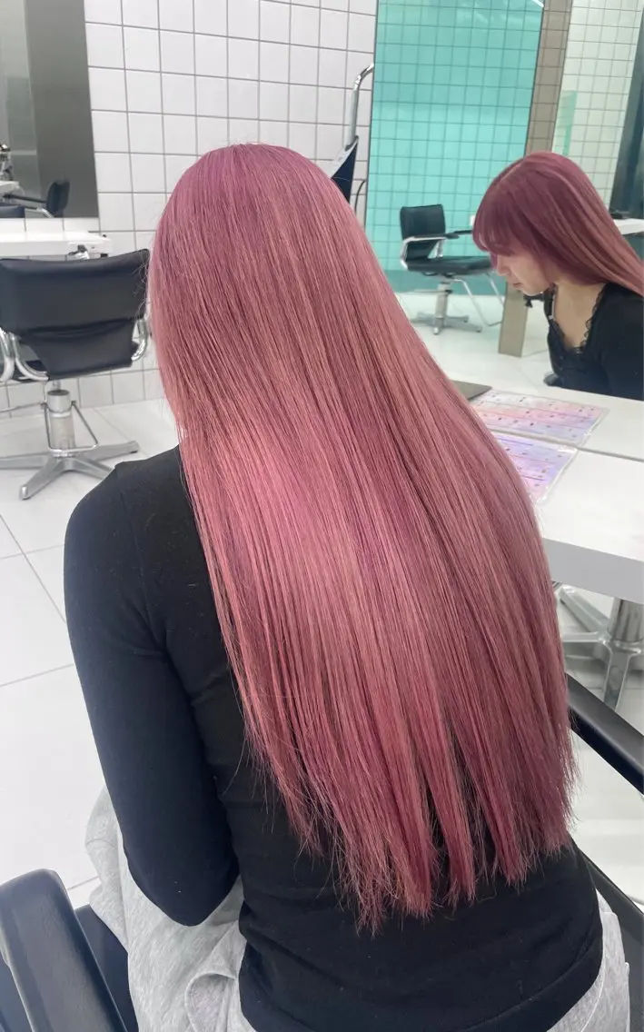 ロング カラー ブリーチ ピンクカラー ヘアカラー トリートメント TOMIKUDA RIOのヘアスタイル