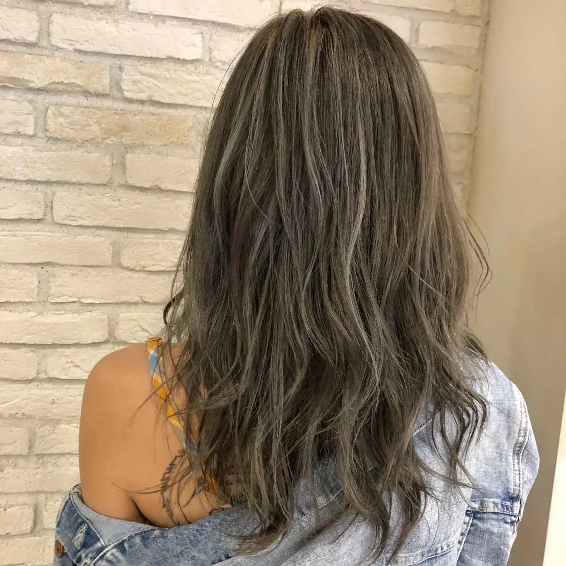 ロング カラー アッシュ ハイライトカラー ハイライト 大平 美沙のヘアスタイル