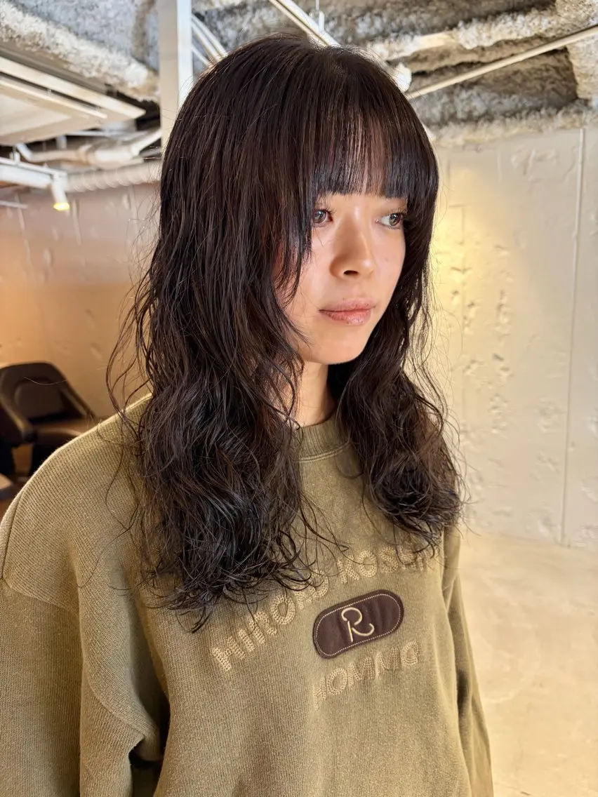 ミディアム カラー パーマ ミディアムパーマ ニュアンスパーマ カット ヘアカラー パーマ トリートメント レイヤー×初 パーマ|hinakoのヘアスタイル