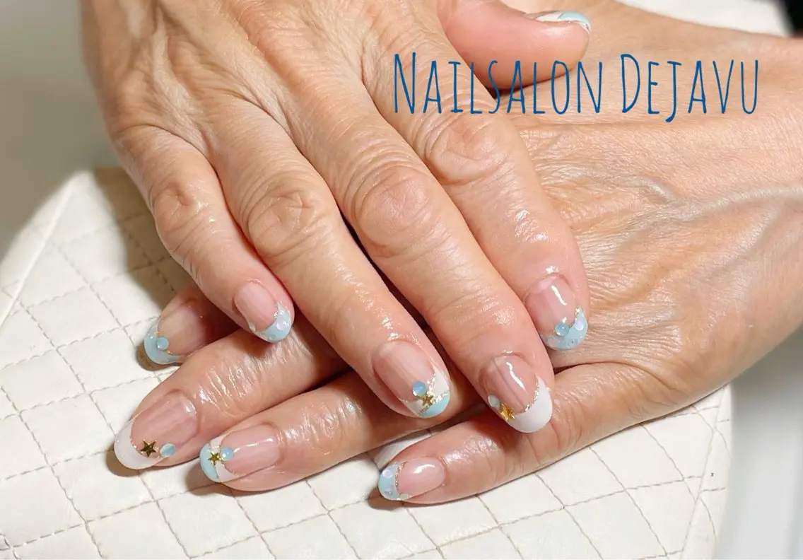 ネイル ブルー フレンチネイル ストーンネイル ホワイト ハンドネイル Nail salon Dejavu 🌿のネイルデザイン
