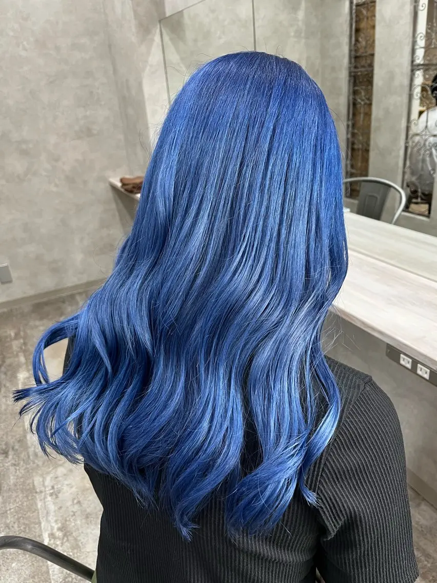 ロング カラー ブルーカラー ハイトーンカラー ✨レイヤー/柔らかベ ージュ青山✨のヘアスタイル
