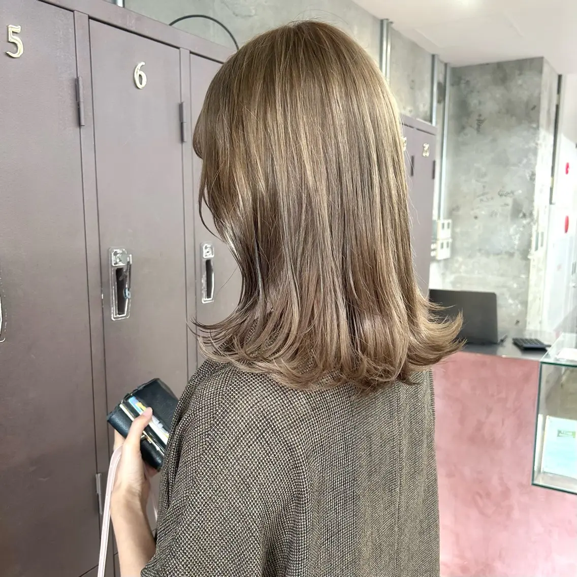 ミディアム カラー ベージュカラー ブラウンカラー 透明感カラー ヘーゼル ハイトーンカラー ヘアカラー 伊藤ほのか/柔らかパ ーマ/酸性ストレートのヘアスタイル