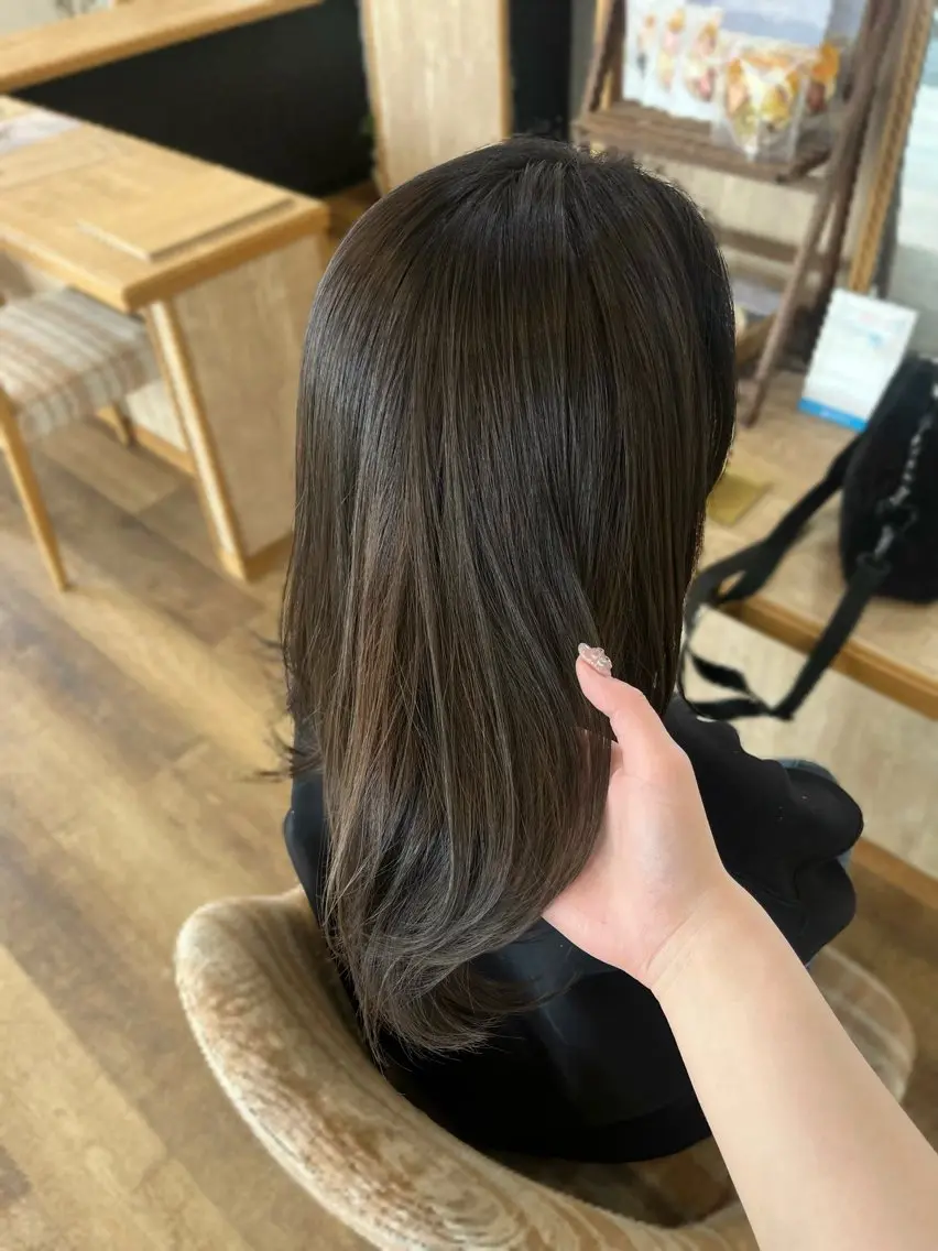 セミロング アッシュ くびれヘア 顔まわりレイヤー 顔周りカット 髪質改善 宮本 楓のヘアスタイル
