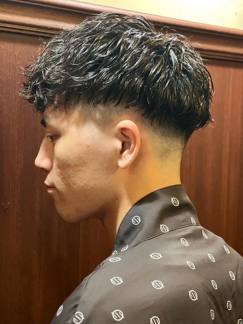 ミディアム パーマ メンズ フェードカット 猪井 明のヘアスタイル