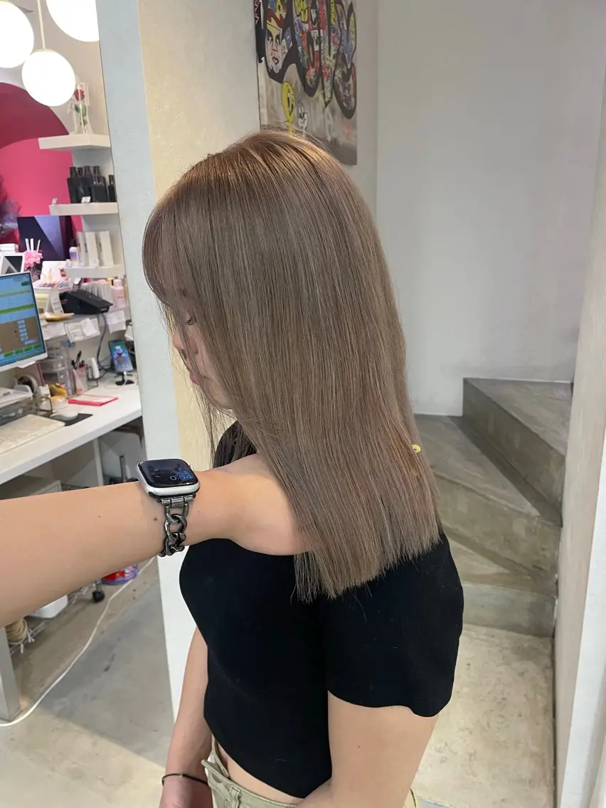 カラー グレージュ Mii. 内田萌々のヘアスタイル
